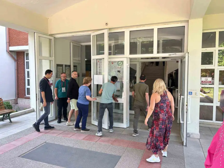 Kapılar kapatıldıktan 10 dakika sonra gelen aday YKS’ye giremedi