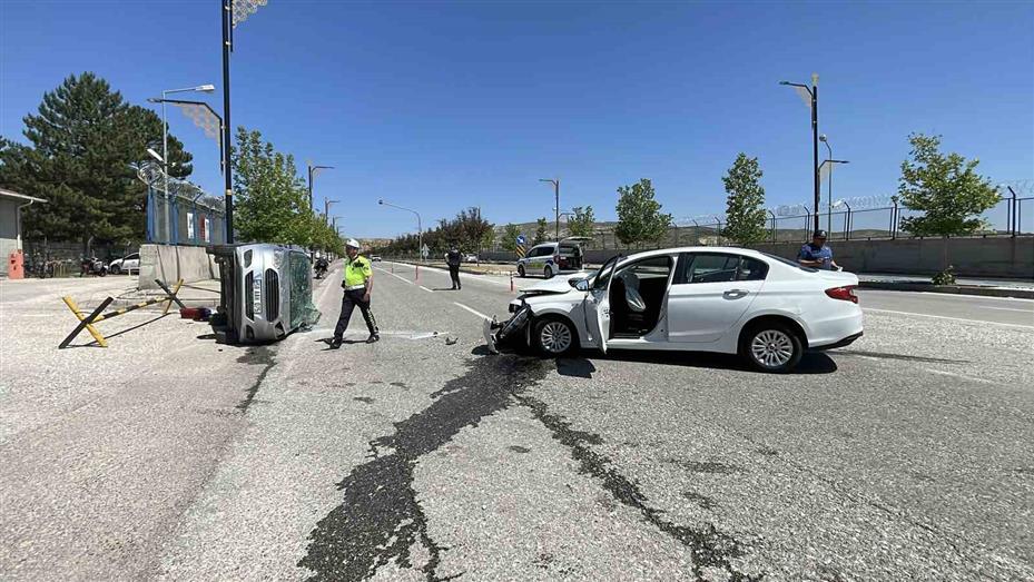 Şerit ihlali hataya neden oldu: 4 yaralı