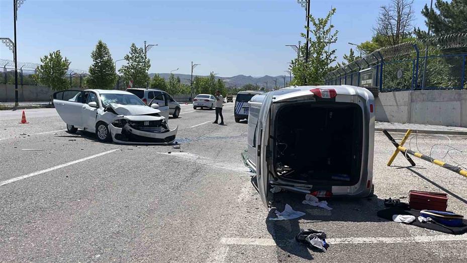 Şerit ihlali hataya neden oldu: 4 yaralı