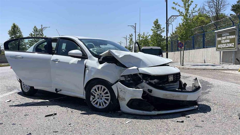 Şerit ihlali hataya neden oldu: 4 yaralı