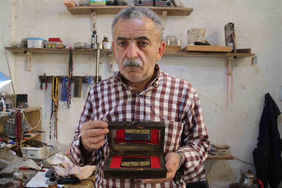 Unutulmaya yüz tutmuş kemik taraklar, işlenerek sanat eserine dönüştürülüyor