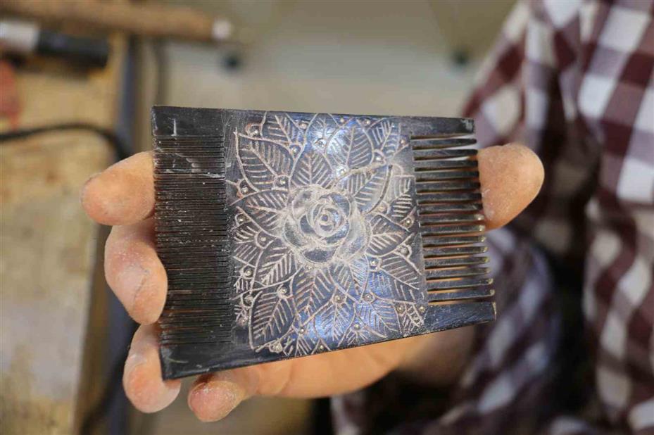 Unutulmaya yüz tutmuş kemik taraklar, işlenerek sanat eserine dönüştürülüyor