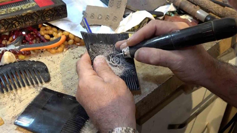 Unutulmaya yüz tutmuş kemik taraklar, işlenerek sanat eserine dönüştürülüyor