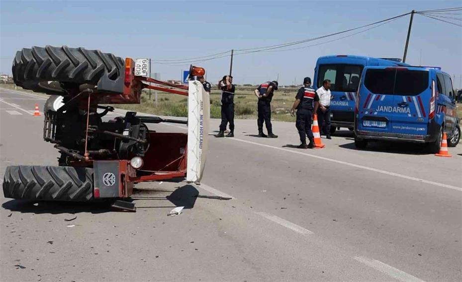 Traktör ile otomobil çarpıştı: 4 yaralı
