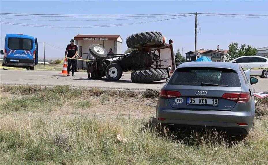 Traktör ile otomobil çarpıştı: 4 yaralı