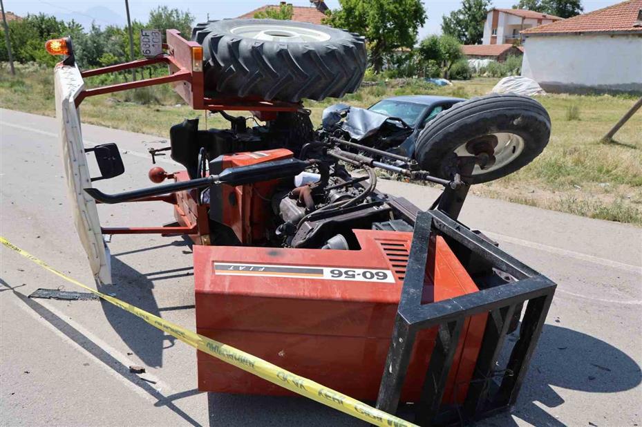 Traktör ile otomobil çarpıştı: 4 yaralı