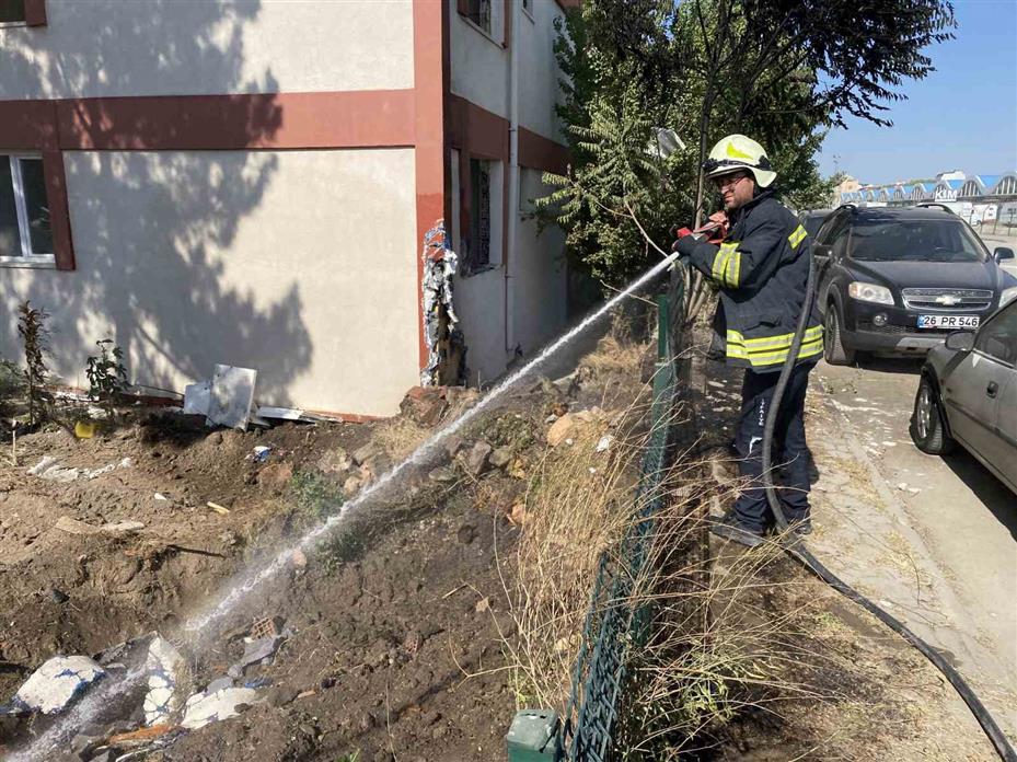 Boş arazide çıkan yangın endişeye neden oldu