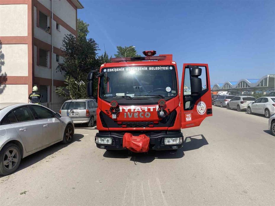 Boş arazide çıkan yangın endişeye neden oldu