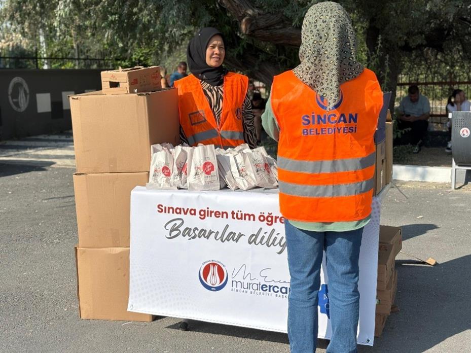 Sincan Belediyesi’nden YKS öncesi simit ve meyve suyu ikramı