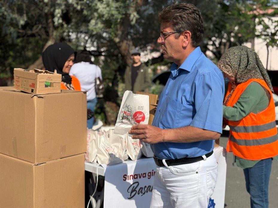 Sincan Belediyesi’nden YKS öncesi simit ve meyve suyu ikramı