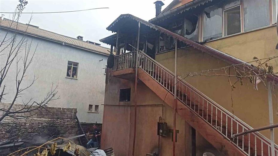 Otları temizlemek için yaktığı ateş, komşusunun evini yaktı