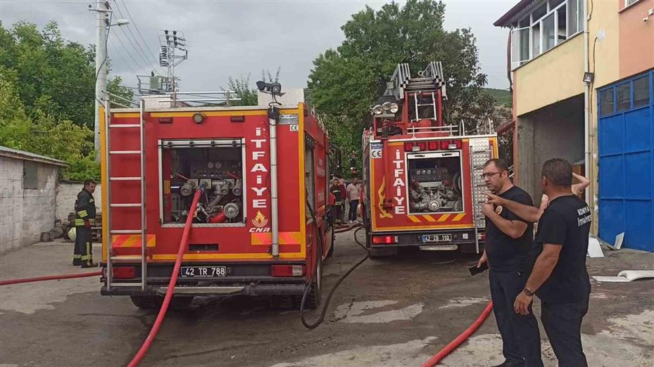 Otları temizlemek için yaktığı ateş, komşusunun evini yaktı