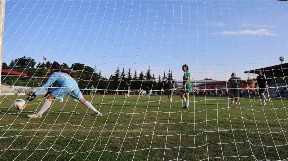 Ampute Milli Futbol Takımı, Kırşehir’de kadın futbol takımıyla hazırlık maçı yaptı