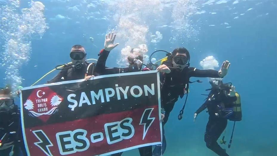 Eskişehirspor’un şampiyonluğunu denizin 26 metre altında kutladılar