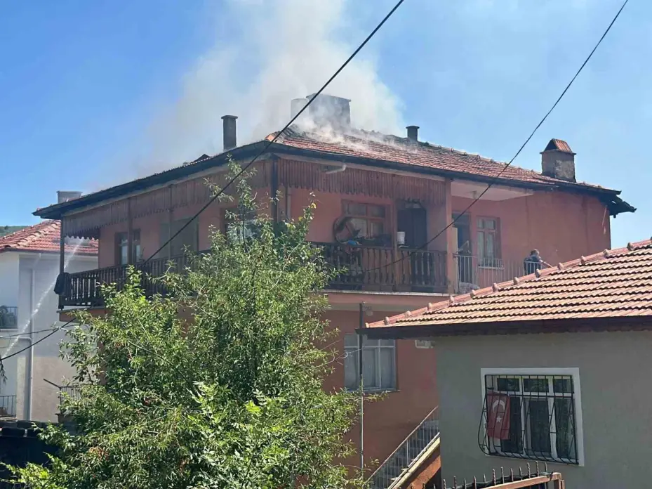 Kızılcahamam’da apartman çatısı yangını
