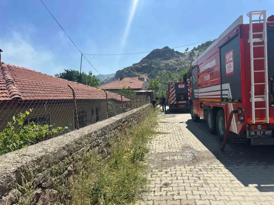 Kızılcahamam’da apartman çatısı yangını