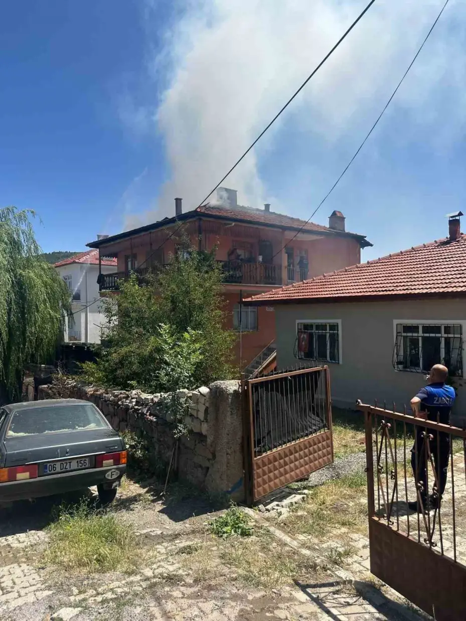 Kızılcahamam’da apartman çatısı yangını