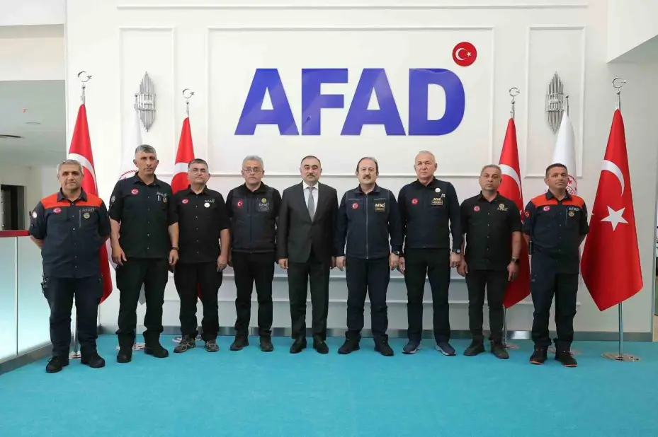 Azerbaycan’ın Ankara Büyükelçisi Mamadov, AFAD personeline işbirliği rozeti takdim etti