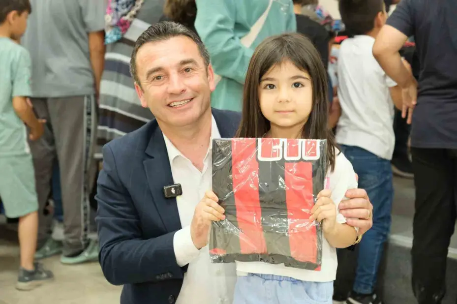 Başkan Dökmeci’den Eskişehirspor forması hediye
