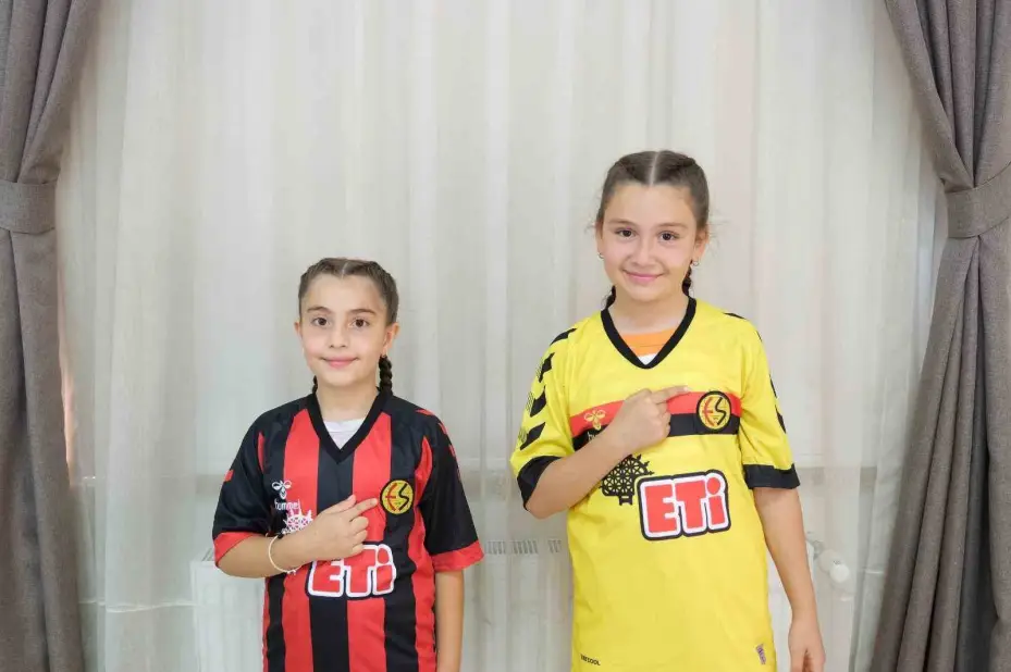 Başkan Dökmeci’den Eskişehirspor forması hediye