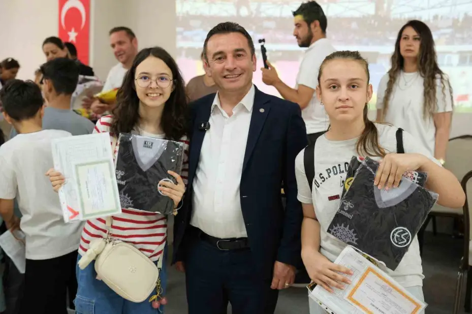 Başkan Dökmeci’den Eskişehirspor forması hediye