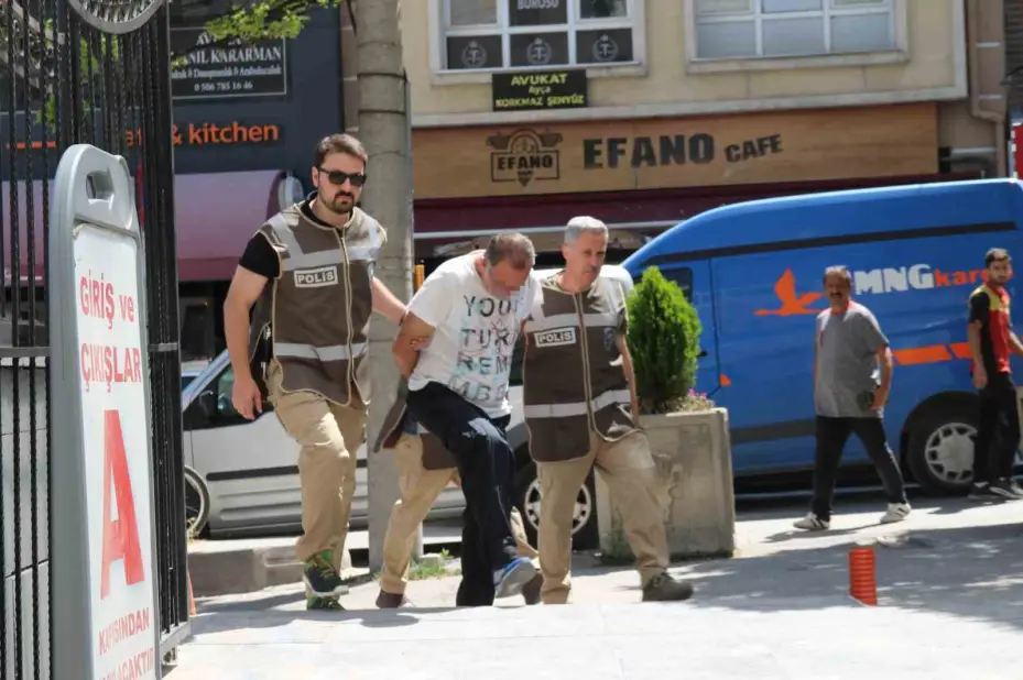 Köpeği, çişini yaptırmak için indirip yere fırlattı