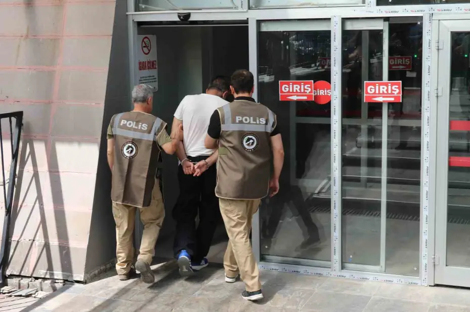 Köpeği, çişini yaptırmak için indirip yere fırlattı