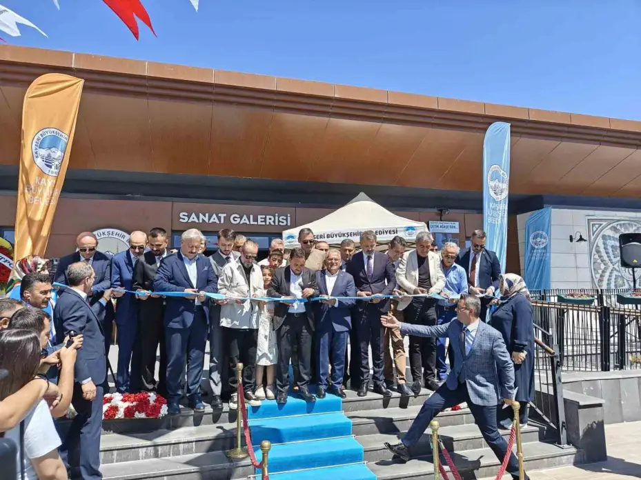 Bu sergide eserlerin kokusu misafirleri karşıladı