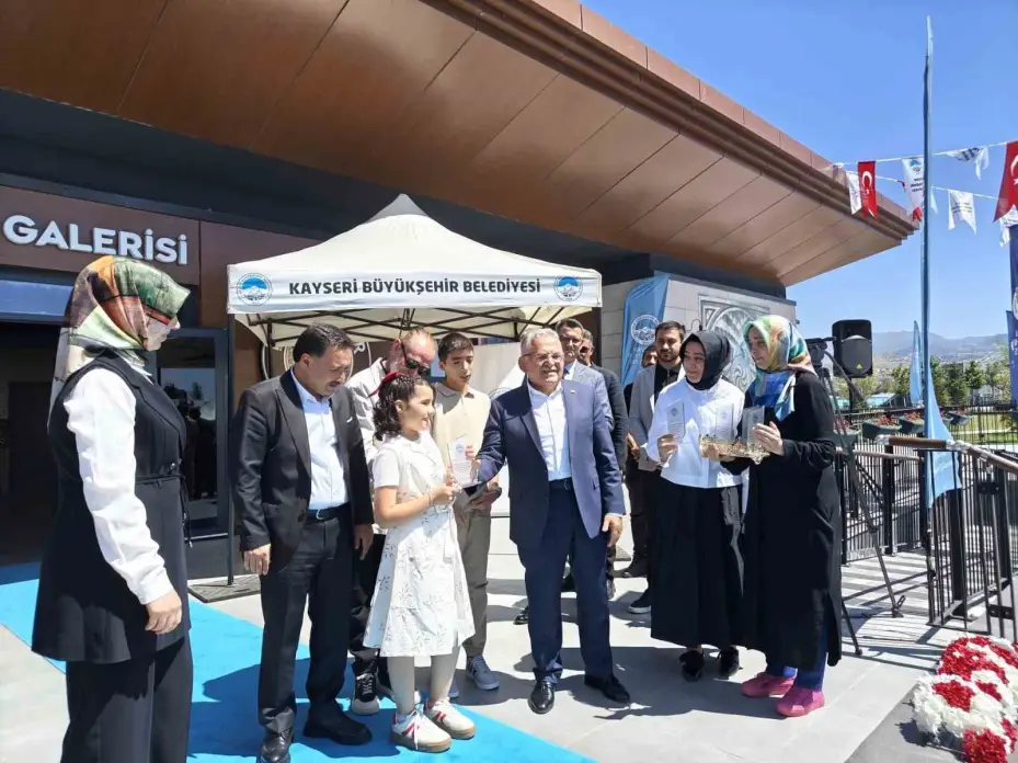 Bu sergide eserlerin kokusu misafirleri karşıladı