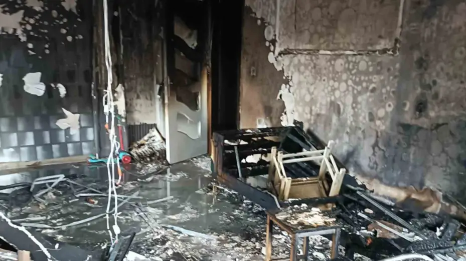 Şarja takılı telefon bataryası patladı, evde yangın çıktı: 8 kişi dumandan etkilendi