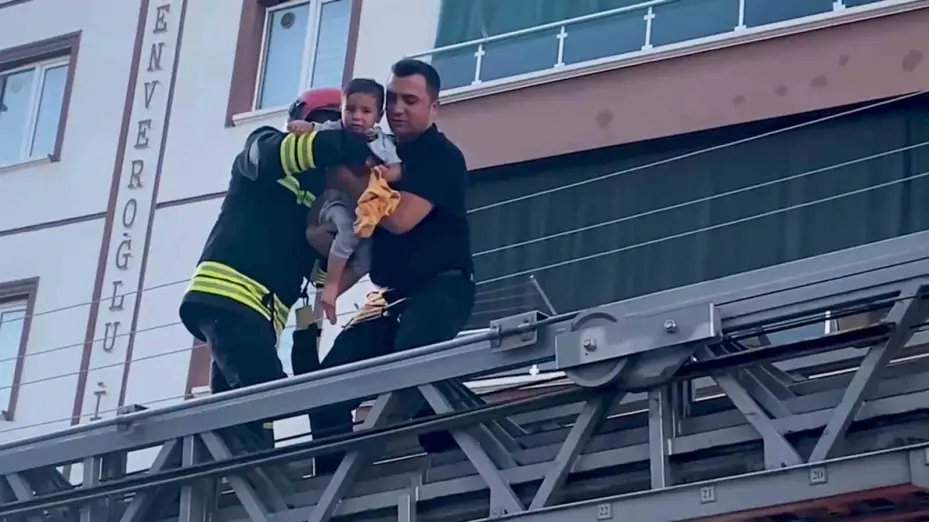Şarja takılı telefon bataryası patladı, evde yangın çıktı: 8 kişi dumandan etkilendi