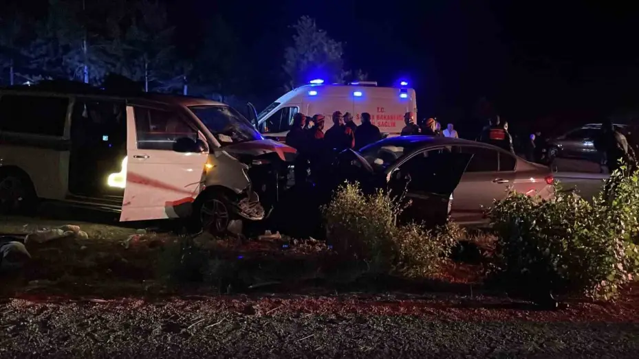 Sivas’ta ters yöne giren minibüs otomobille çarpıştı: 1 ölü, 8 yaralı