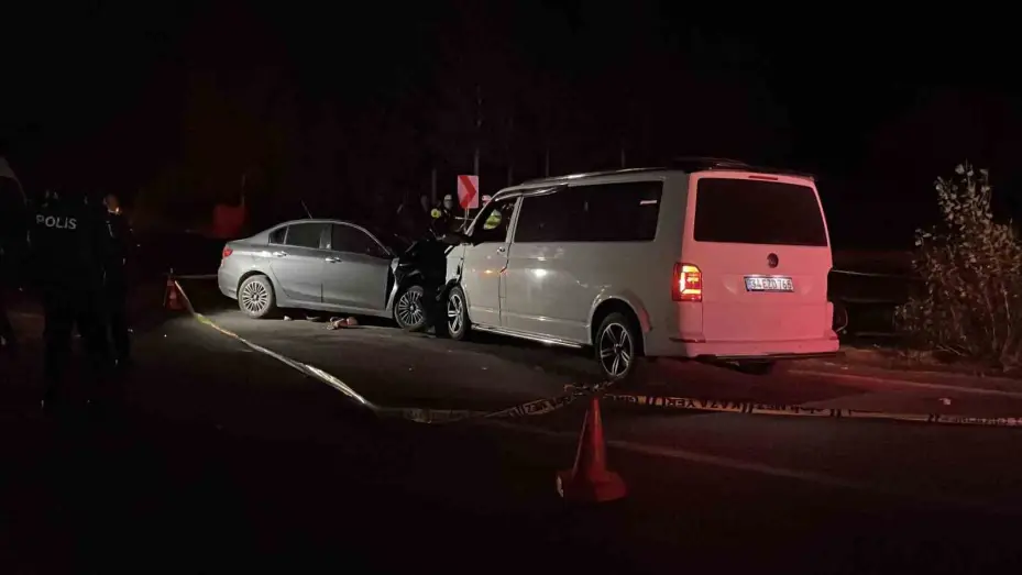 Sivas’ta ters yöne giren minibüs otomobille çarpıştı: 1 ölü, 8 yaralı
