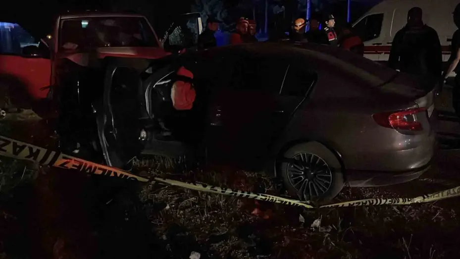 Sivas’ta ters yöne giren minibüs otomobille çarpıştı: 1 ölü, 8 yaralı