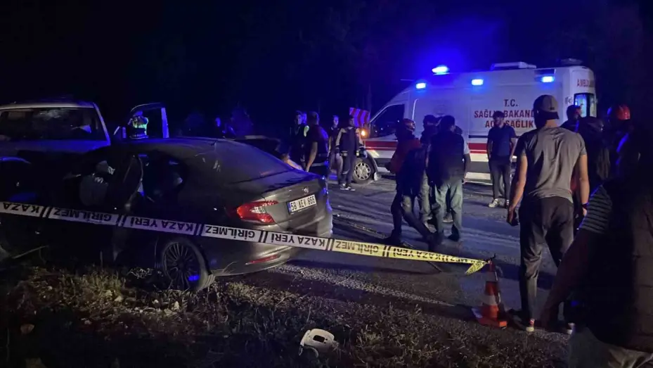 Sivas’ta ters yöne giren minibüs otomobille çarpıştı: 1 ölü, 8 yaralı
