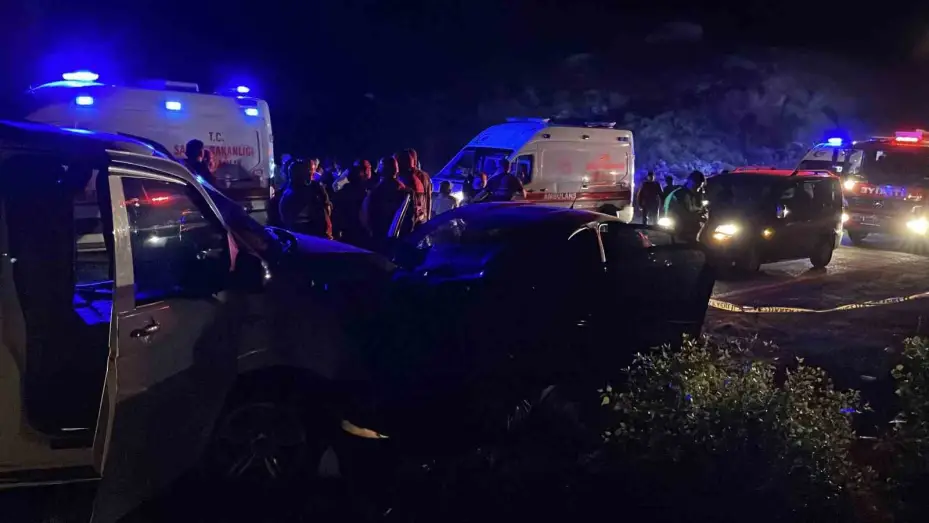 Sivas’ta ters yöne giren minibüs otomobille çarpıştı: 1 ölü, 8 yaralı