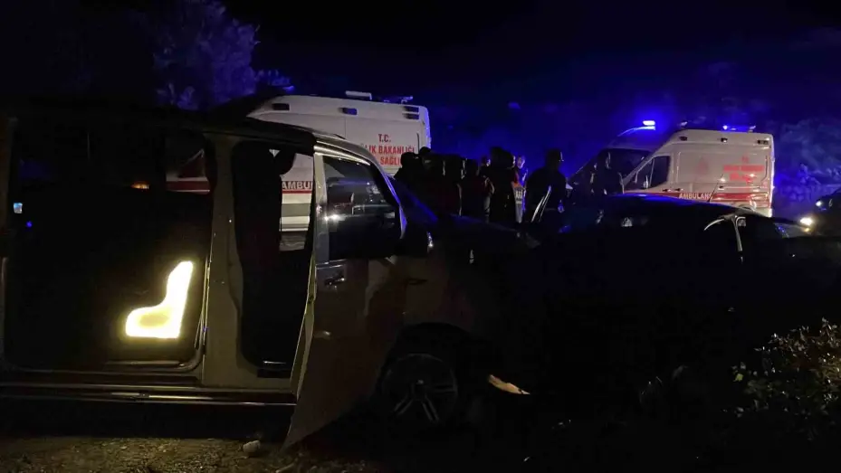 Sivas’ta ters yöne giren minibüs otomobille çarpıştı: 1 ölü, 8 yaralı