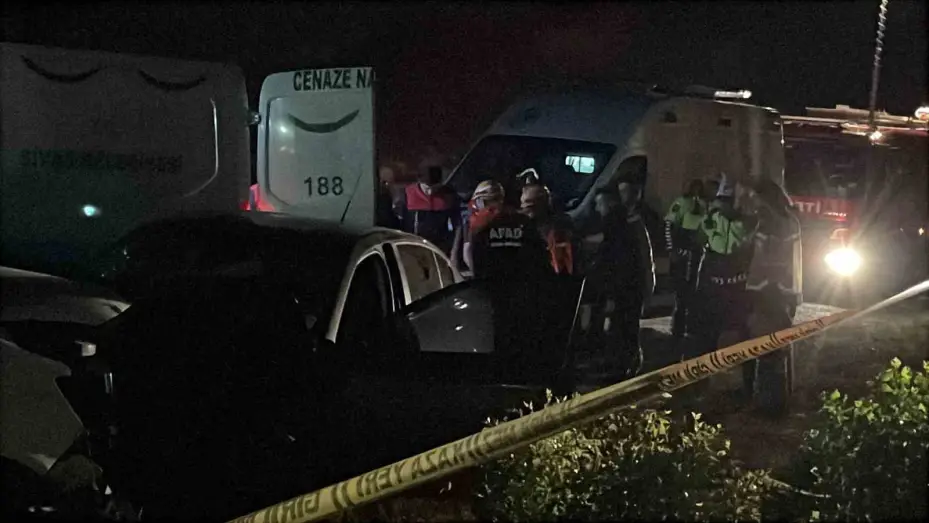 Sivas’ta ters yöne giren minibüs otomobille çarpıştı: 1 ölü, 8 yaralı