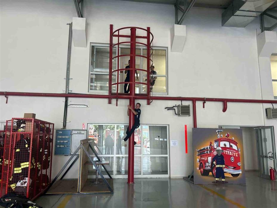 (ÖZEL) Göreve başlayan 45 itfaiye erinin gerçeğini aratmayan eğitimi nefes kesti
