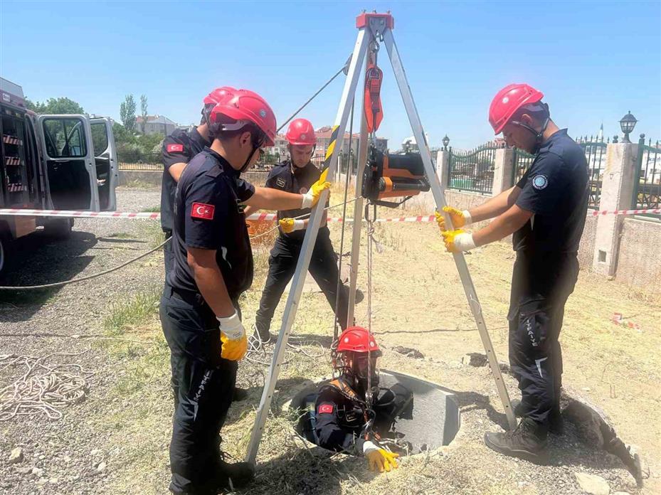 (ÖZEL) Göreve başlayan 45 itfaiye erinin gerçeğini aratmayan eğitimi nefes kesti