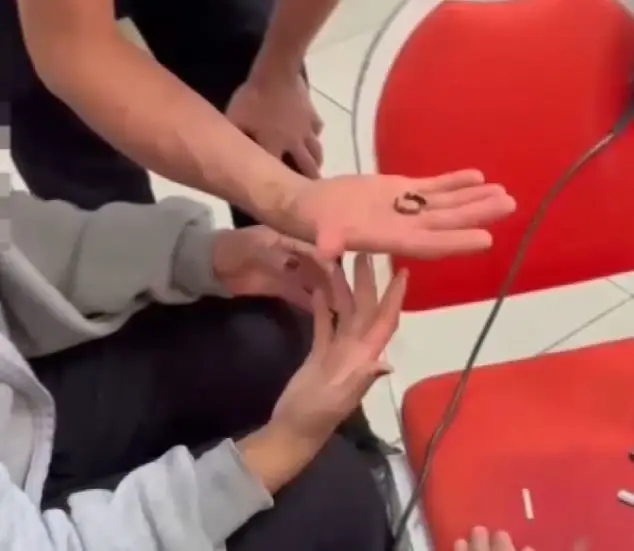 Parmağına yüzük sıkışan kadının yardımına itfaiye koştu