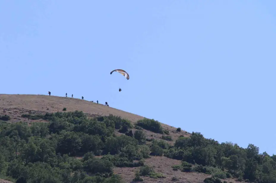 İnönü’de paraşütlerle atlayanlardan görsel şölen