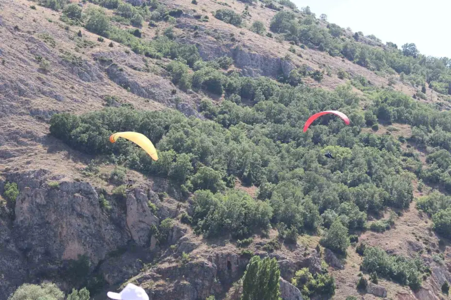 İnönü’de paraşütlerle atlayanlardan görsel şölen