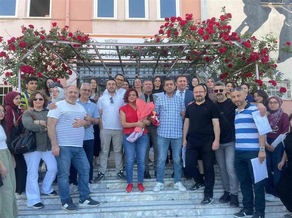 Emekliye ayrılan öğretmene duygusal veda