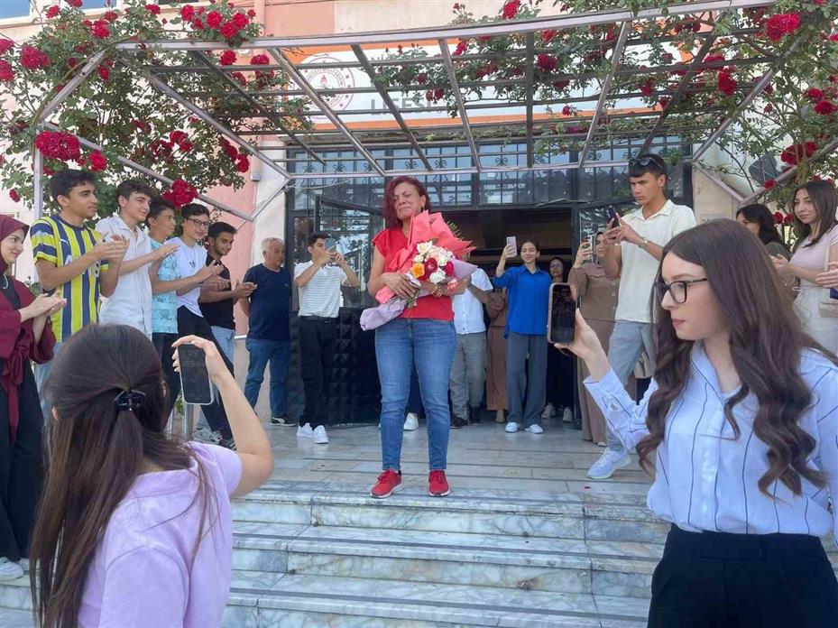 Emekliye ayrılan öğretmene duygusal veda