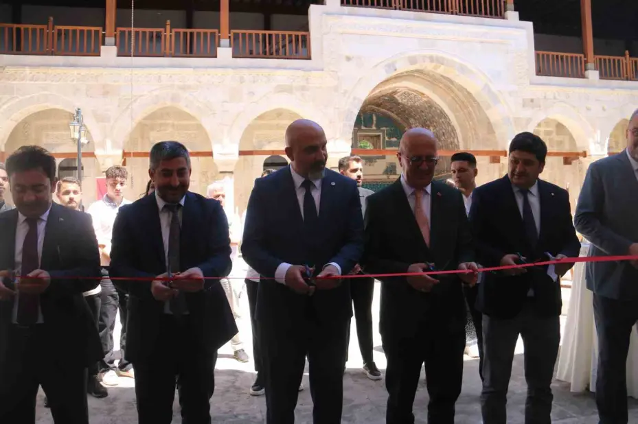‘Selçuklu Mimarisi Nasıl Okunur’ sergisi Selçuklu mirası Gök Medrese’de açıldı