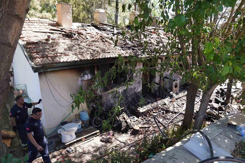 Başkan Ataç yanan evlerde incelemelerde bulundu