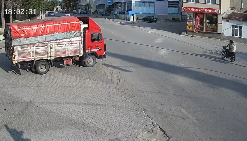 Açık kamyonet kasası kapağı yüzünden 15 yaşındaki kızın hayatını kaybettiği kaza kamerada