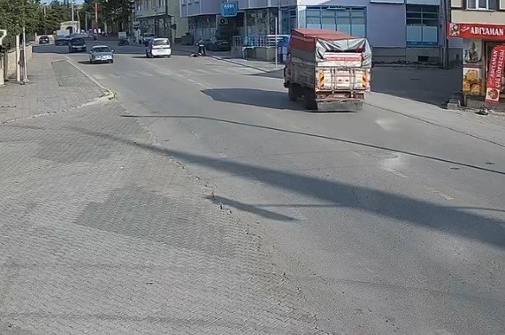 Açık kamyonet kasası kapağı yüzünden 15 yaşındaki kızın hayatını kaybettiği kaza kamerada