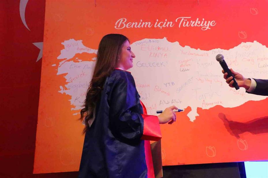 Bakan Ersoy: "‘Ben Türkiye Mezunuyum’ dediğinizde, sıcak bir tebessüm göreceksiniz"